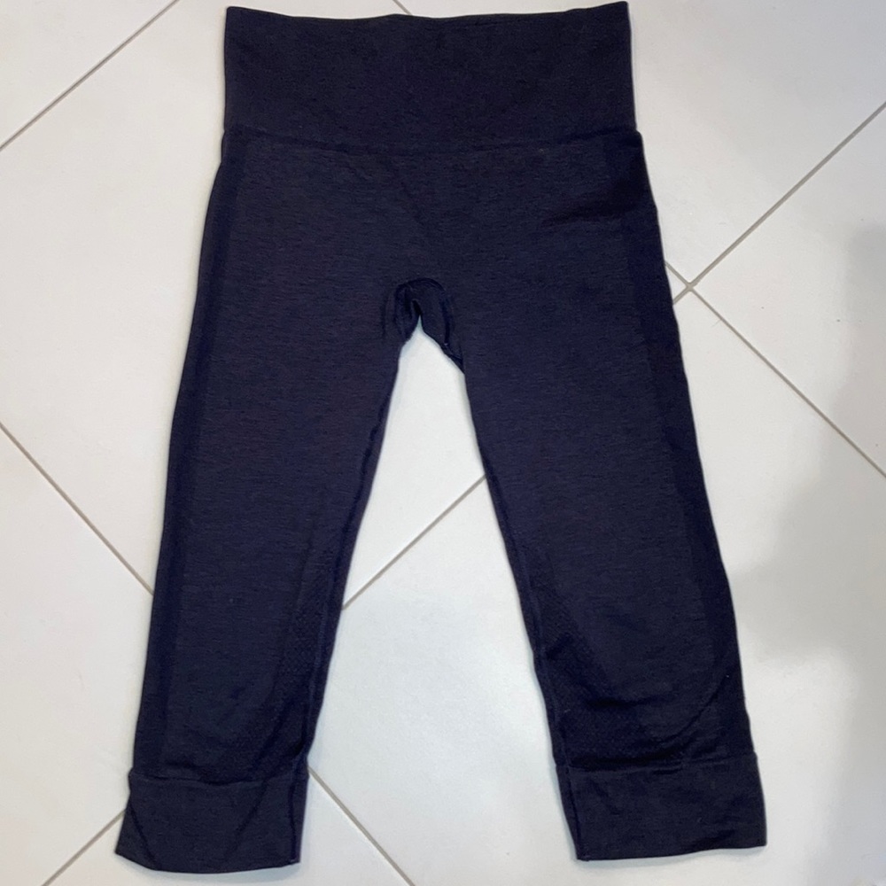 Lululemon Crop Yoga pants 4